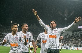Pedrinho, Urso e Gustavo na vitria contra o Atltico-MG, pelo Brasileiro, na Arena Corinthians
