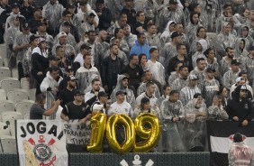Torcida corinthiana levou balões em comemoração aos 109 anos do Corinthians