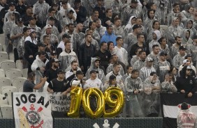 Torcida corinthiana levou bales em comemorao aos 109 anos do Corinthians