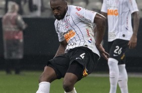 Zagueiro Manoel durante jogo contra o Atlético-MG, pelo Brasileirão