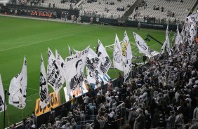 Bandeiras do Corinthians durante aniversário do clube, em Itaquera