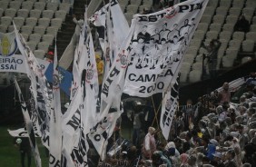 Bandeiras do Corinthians no jogo contra o Atltico-MG, bem no dia do aniversrio do clube