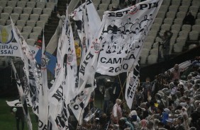 Bandeiras do Corinthians no jogo contra o Atlético-MG, bem no dia do aniversário do clube