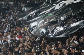 Bandeiras em comemoração ao aniversário do Corinthians no jogo contra o Atlético-MG