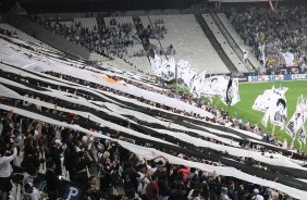 Festa na favela! Fiel comemora o aniversrio do Corinthians na Arena