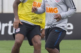 Gil e Love durante treino desta quarta-feira no CT Joaquim Grava