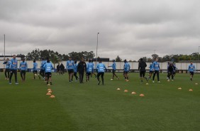 Jogadores do Corinthians reunidos durante treino desta quarta-feira no CT Joaquim Grava