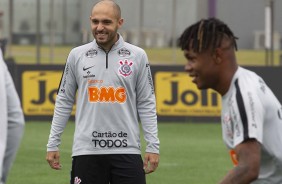 Meias Rgis e Mateus Jesus durante treino desta quarta-feira no CT Joaquim Grava