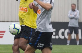 Zagueiro Gil e lateral Danilo Avelar durante treino desta quarta-feira no CT Joaquim Grava
