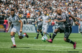 Atacante Love no duelo contra o Ceará, pelo Campeonato Brasileiro, na Arena Corinthians