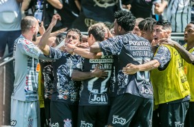 Elenco do Corinthians comemora gol contra o Ceará, pelo Brasileirão