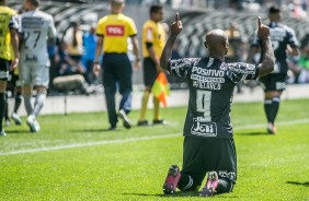 Love comemorando seu gol contra o Ceará, pelo Brasileirão