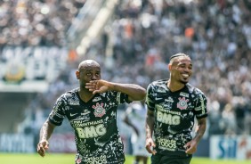 Love e Urso no duelo contra o Ceará, pelo Campeonato Brasileiro, na Arena Corinthians