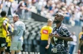 Vagner Love marcou o gol contra o Ceará, pelo Brasileirão
