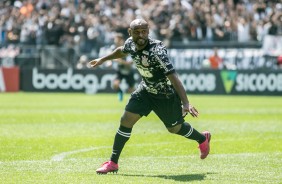 Vagner Love marcou um dos gols do Corinthians no duelo contra o Ceará