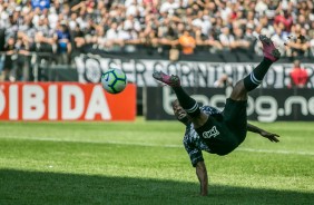 Vagner Love no duelo contra o Cear, pelo Campeonato Brasileiro, na Arena Corinthians