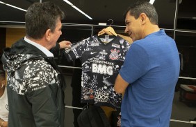 Andrs e Carille no vestirio da Arena Corinthians antes do jogo contra o Cear