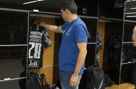 Carille, no vestirio da Arena Corinthians, vendo o novo terceiro uniforme do Timo