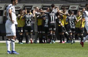 Elenco corinthiano comemorando gol do Timão contra o Ceará