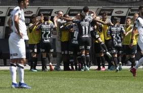 Elenco corinthiano comemorando gol do Timo contra o Cear