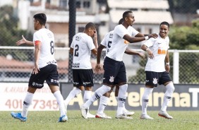 Elenco do Corinthians Sub-20 comemorando gol contra o Guarani