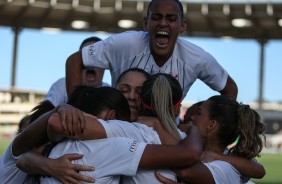 Elenco feminino do Corinthians comemorando vitória sobre o Flamengo, pela semi do Brasileirão