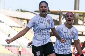 Erika e Crivelari comemorando gol contra o Flamengo, pelo Brasileirão Feminino