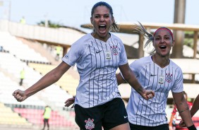 Erika e Crivelari comemorando gol contra o Flamengo, pelo Brasileiro Feminino