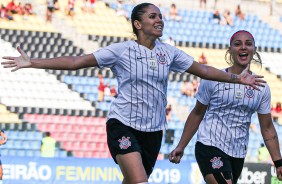 Erika e Crivelari comemorando gol contra o Flamengo, pelo Brasileirão Feminino
