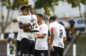 Jogadores do Timãozinho Sub-20 comemorando vitória sobre o Guarani