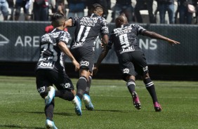 Love marcou um gol do Corinthians no duelo contra o Ceará