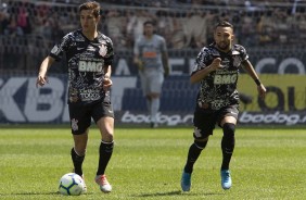 Vital e Clayson durante jogo contra o Ceará, pelo Brasileirão, na Arena Corinthians