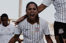 Zagueira Erika no duelo contra o Flamengo, pelo Brasileiro Feminino 2019