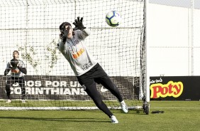 Goleirão Cássio durante treinamento de hoje no CT Joaquim Grava
