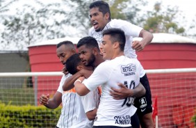 Jogadores do Corinthians Sub-20 comemorando vitria sobre o Internacional