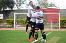 Jogadores do Sub-20 do Corinthians comemorando gol contra o Internacional