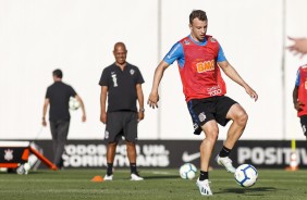 Lateral Carlos durante treinamento de hoje no CT Joaquim Grava