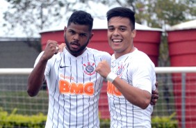 Nathan e Sandoval comemoram gol contra o Internacional, pelo Brasileiro Sub-20
