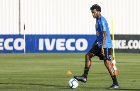 Zagueiro Gil durante treinamento de hoje no CT Joaquim Grava