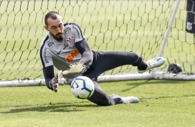 Goleiro Walter no treino desta quinta no CT Joaquim Grava