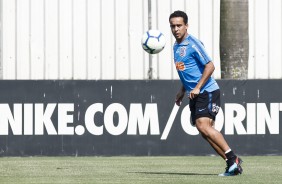 Jadson no treino desta quinta no CT Joaquim Grava; Timo se prepara para enfrentar o Fluminense