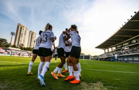 Meninas do Corinthians comemorando gol contra o Juventus, pelo Paulista Feminino