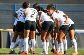 Meninas do feminino do Corinthians comemorando vitória sobre o Juventus, pelo Paulista