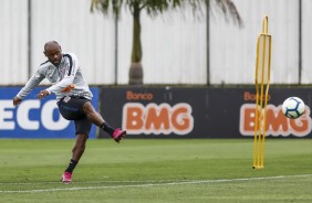 Atacante Vagner Love no treinamento desta sexta-feira no CT Joaquim Grava