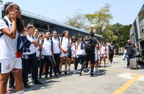 Elenco do Corinthians feminino chega  Fazendinha para semifinal contra o Flamengo