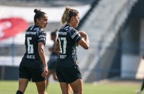Juliete e Tamires durante vitória contra o Flamengo, pela semifinal do Brasileirão Feminino