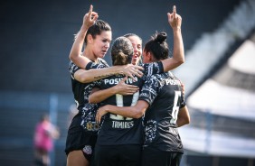 Meninas do Corinthians feminino comemorando gol contra o Flamengo, pela semifinal