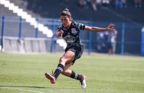 Tamires arrisca o chute durante vitria contra o Flamengo, pela semifinal do Brasileiro Feminino