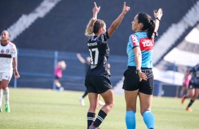 Tamires marca o primeiro gol do Corinthians contra o Flamengo, pela semifinal do Brasileiro