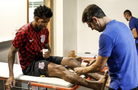 Gil recebe tratamento no vestirio do Man Garrincha antes do jogo contra o Fluminense